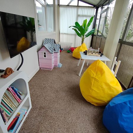 Retro 4 Bedroom Home, Warm And Welcoming, Quiet Location Porirua Dış mekan fotoğraf