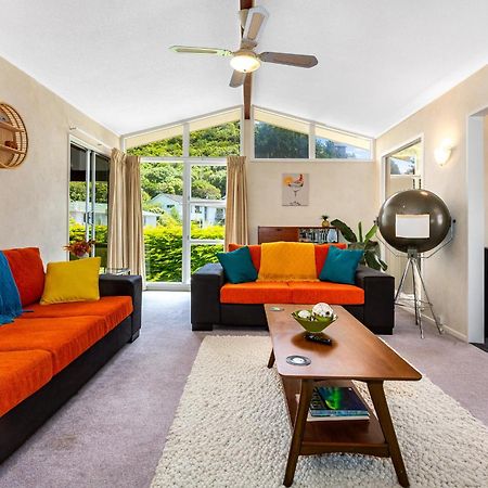 Retro 4 Bedroom Home, Warm And Welcoming, Quiet Location Porirua Dış mekan fotoğraf