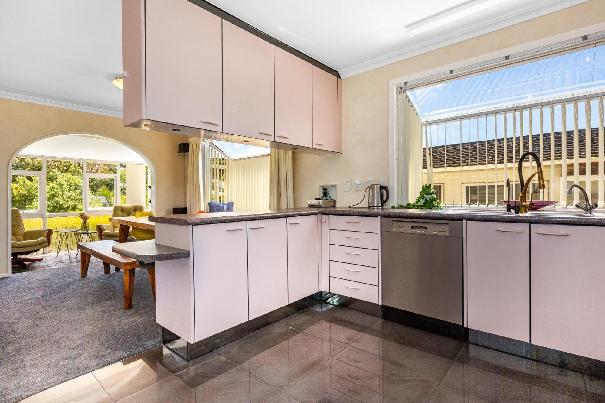 Retro 4 Bedroom Home, Warm And Welcoming, Quiet Location Porirua Dış mekan fotoğraf