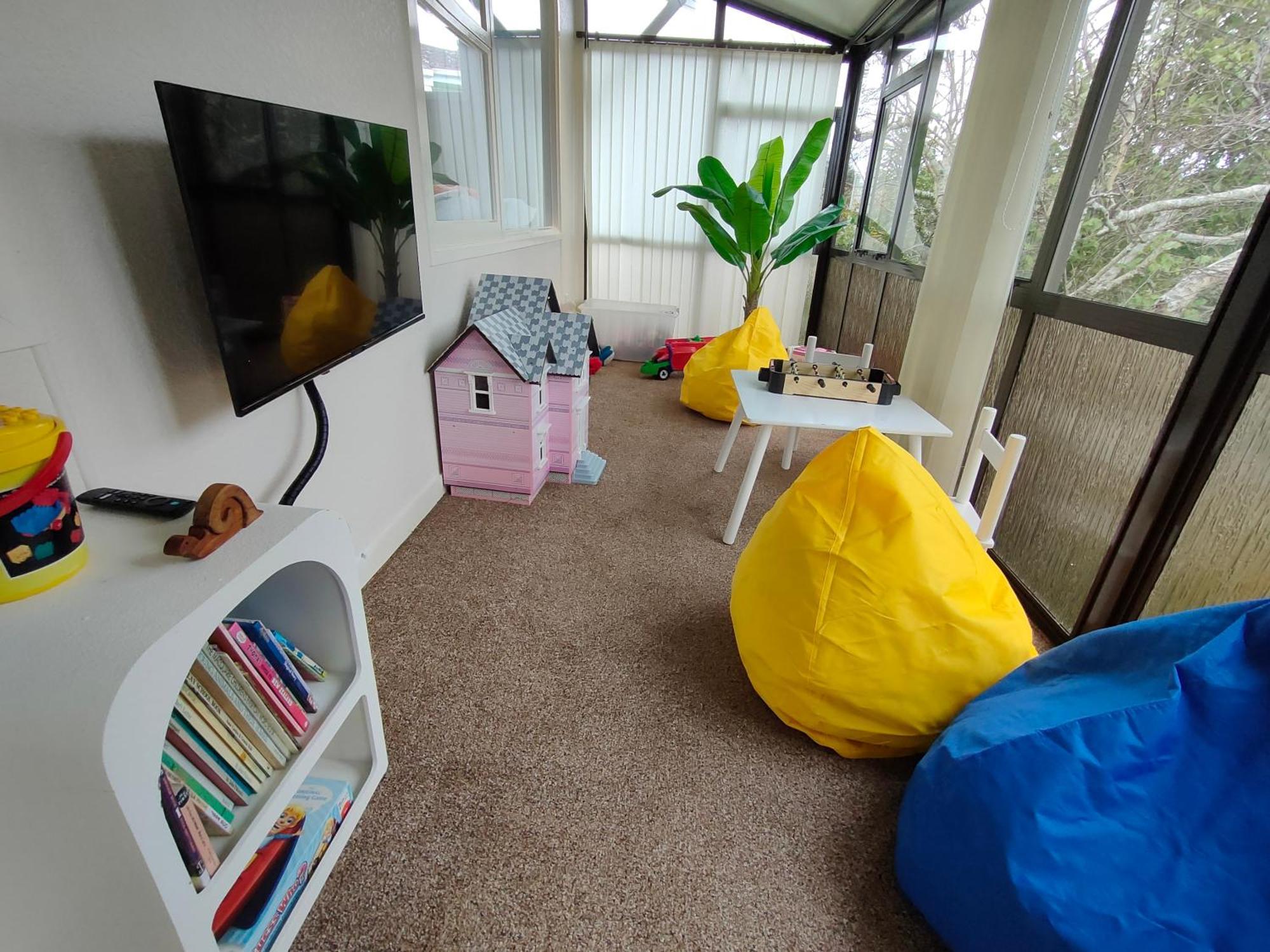 Retro 4 Bedroom Home, Warm And Welcoming, Quiet Location Porirua Dış mekan fotoğraf