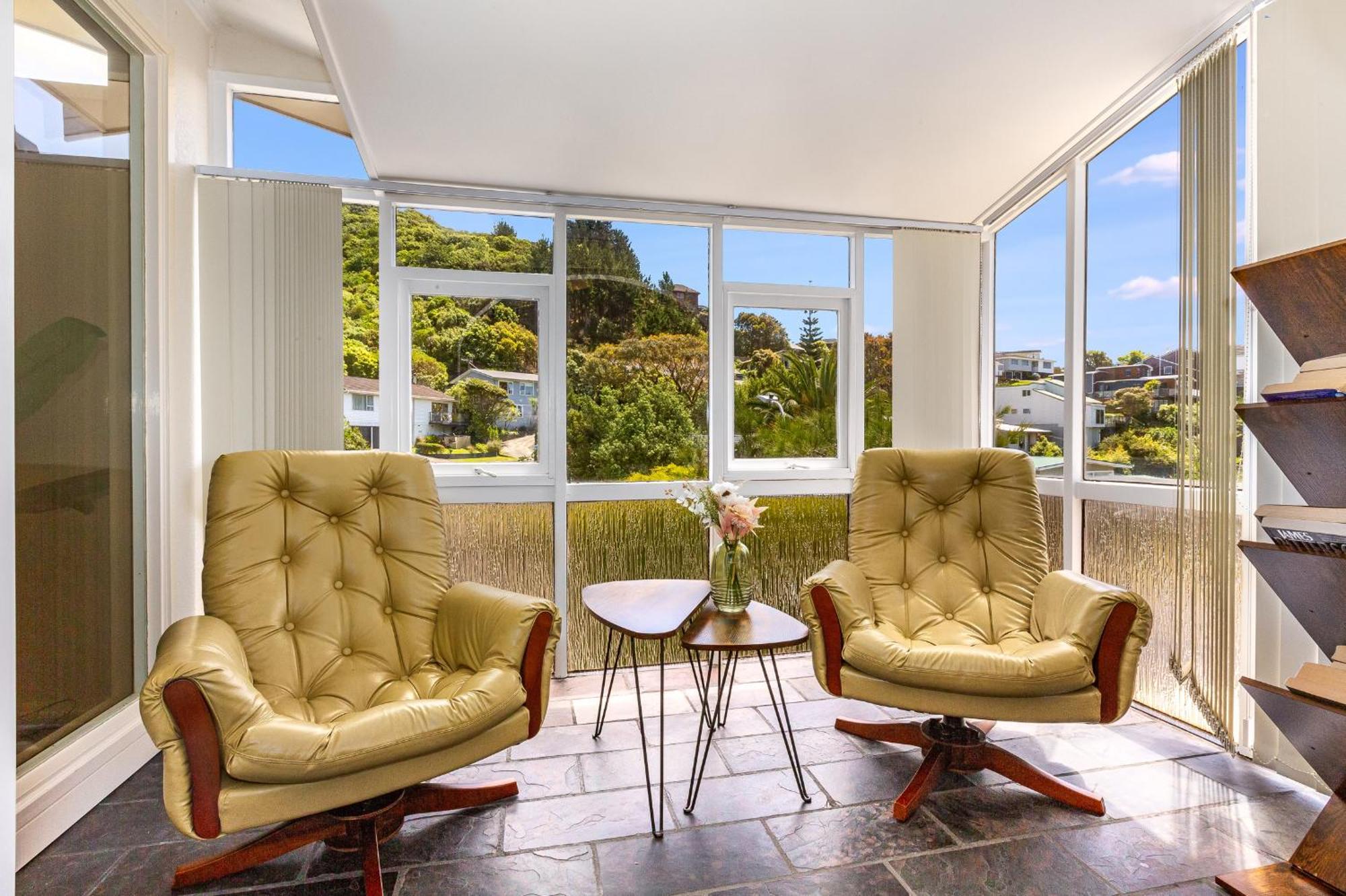 Retro 4 Bedroom Home, Warm And Welcoming, Quiet Location Porirua Dış mekan fotoğraf