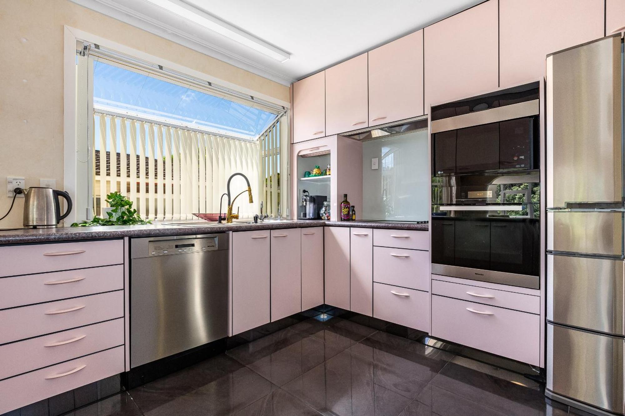 Retro 4 Bedroom Home, Warm And Welcoming, Quiet Location Porirua Dış mekan fotoğraf