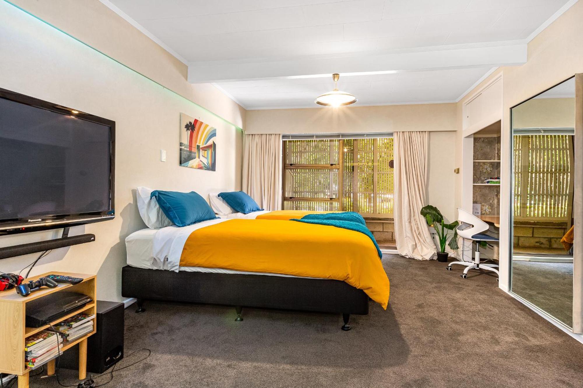Retro 4 Bedroom Home, Warm And Welcoming, Quiet Location Porirua Dış mekan fotoğraf