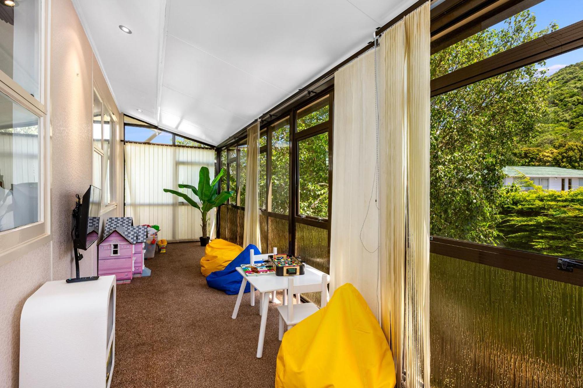 Retro 4 Bedroom Home, Warm And Welcoming, Quiet Location Porirua Dış mekan fotoğraf