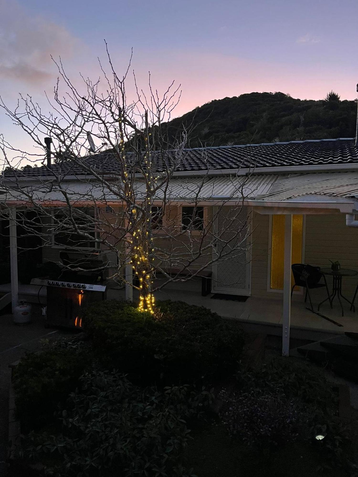 Retro 4 Bedroom Home, Warm And Welcoming, Quiet Location Porirua Dış mekan fotoğraf